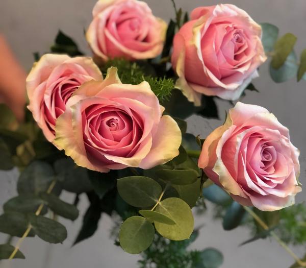 5 röda rosor & grönt
