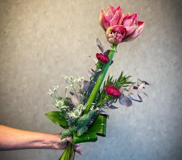 Säsongsbukett med amaryllis i vinrött